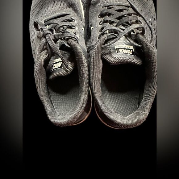 Nike women’s Flex Run size 7M black with white trim running shoes pre-owned - Picture 4 of 9